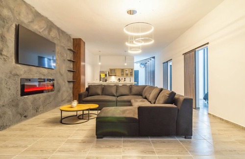 Zona Rosa Apartment | 12-bedroom apartment with AC in Next to Park LLeras! Two Jacuzzis on per level!