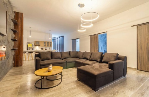 Zona Rosa Apartment | 12-bedroom apartment with AC in Next to Park LLeras! Two Jacuzzis on per level!