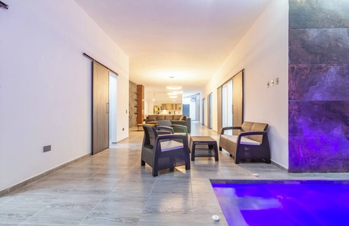 Zona Rosa Apartment | 12-bedroom apartment with AC in Next to Park LLeras! Two Jacuzzis on per level!