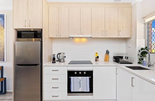 Scarborough Apartment | 12 Calming Coral Beach 2BRM Apt parking sleeps 4