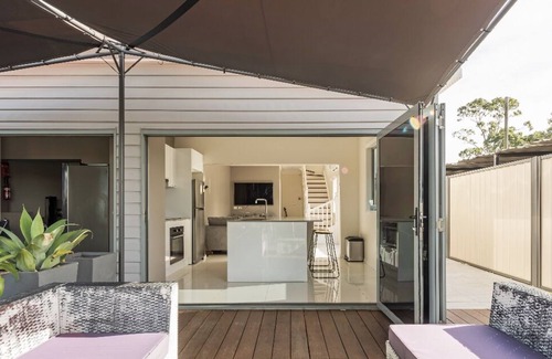 Casula House | 12 guests 5 bedrooms POOL walk to TRAIN Casula long distant views to SYNEY CITY