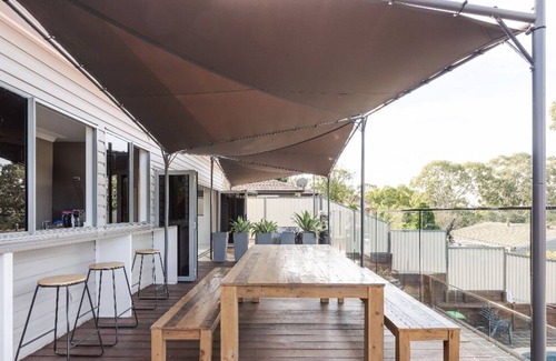 Casula House | 12 guests 5 bedrooms POOL walk to TRAIN Casula long distant views to SYNEY CITY