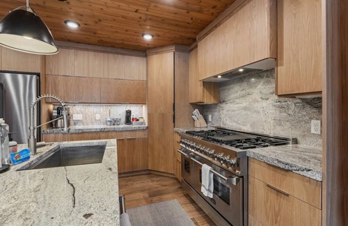 Island Park House | 12 MI 2 Yellowstone-Hot tub-Guest House-Sleeps 20