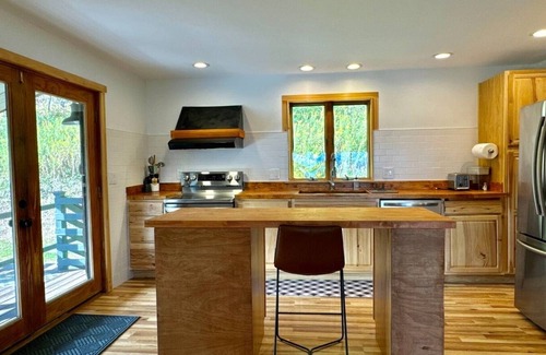 Oneonta Cabin | 12 miles to All Star Village, 18 miles to Dreams Park. Only 1 hour from Windham, Platekill and Hunter ski mountains and 1.5 hours from Woodstock.