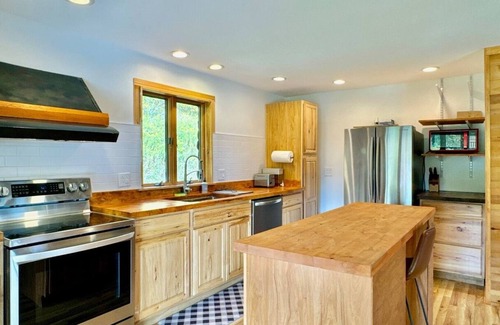 Oneonta Cabin | 12 miles to All Star Village, 18 miles to Dreams Park. Only 1 hour from Windham, Platekill and Hunter ski mountains and 1.5 hours from Woodstock.