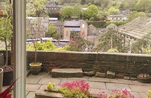Hepworth Cottage | 12 RATTLE ROW, romantic, character holiday cottage in Holmfirth