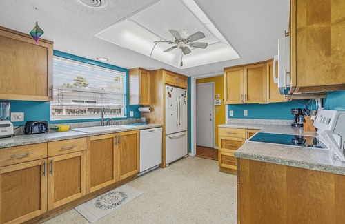 Ocean Grove Terrace House | 122 Ocean Grove. Beach House! 5 Min 2 Sand! Heated Pool! Hot Tub! Discounts!