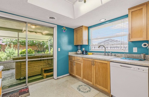 Ocean Grove Terrace House | 122 Ocean Grove. Beach House! 5 Min 2 Sand! Heated Pool! Hot Tub! Discounts!