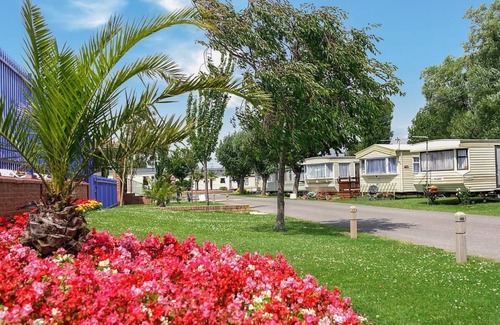 Bognor Regis House | 12ft-wide caravan with one double and two twin.