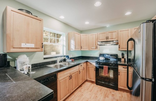 Glacier Cabin | 12GS - Wi-Fi - Pets OK - A/C - BBQ by RedAwning