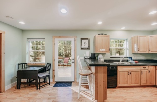 Glacier Cabin | 12GS - Wi-Fi - Pets OK - A/C - BBQ by RedAwning