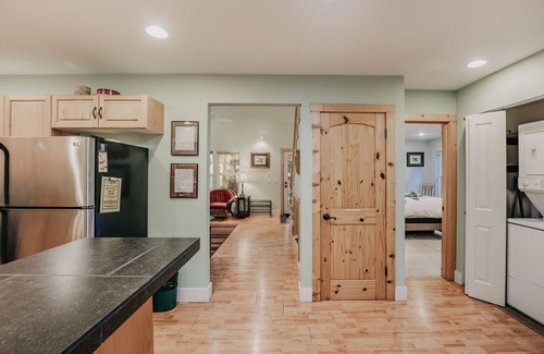 Glacier Cabin | 12GS - Wi-Fi - Pets OK - A/C - BBQ by RedAwning