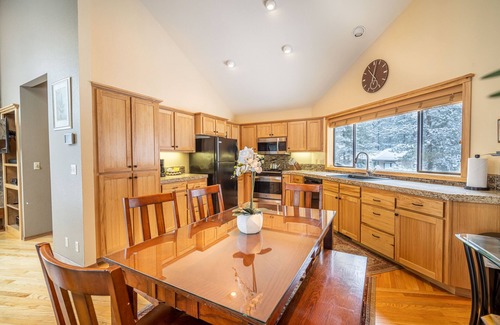 Sunriver House | 13 Elk | Charming 2 Bedroom Cabin