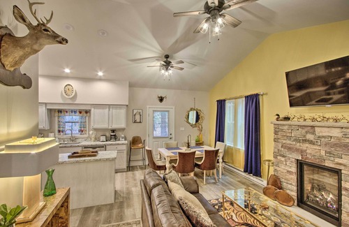 Saylorsburg Cottage | 13 Mi to Camelback Ski! Creekside 'Lincoln Lodge'