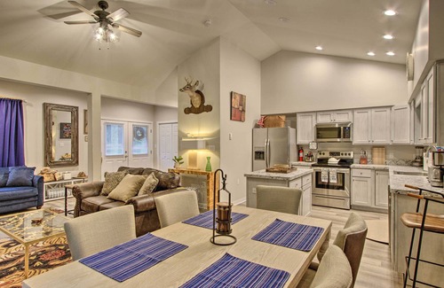 Saylorsburg Cottage | 13 Mi to Camelback Ski! Creekside 'Lincoln Lodge'