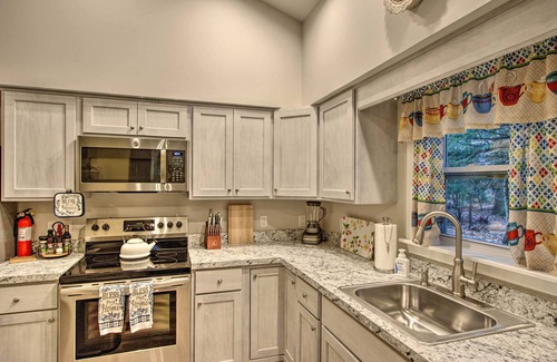 Saylorsburg Cottage | 13 Mi to Camelback Ski! Creekside 'Lincoln Lodge'