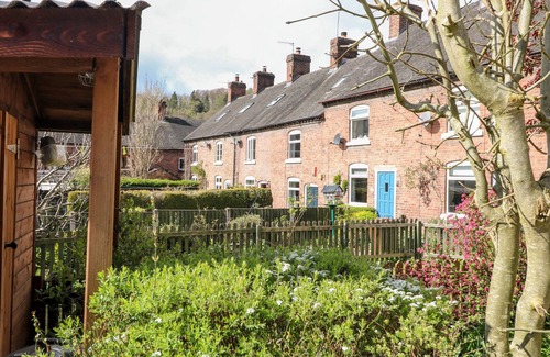 Oakamoor Cottage | 13 THE SQUARE, pet friendly, with open fire in Oakamoor