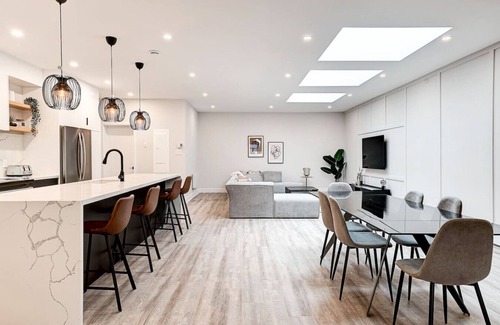 La Petite-Patrie Apartment | 1387 SQFT APT with rooftop terrace-Plaza St-Hubert