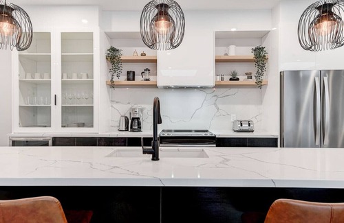 La Petite-Patrie Apartment | 1387 SQFT APT with rooftop terrace-Plaza St-Hubert
