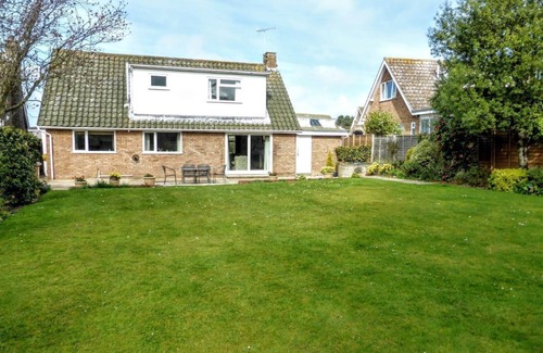 West Runton House | 14 Links Way - Only a stone’s throw away from the first tee at the Links Hotel Golf Course.