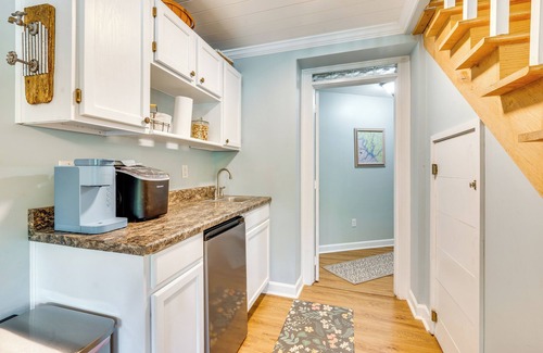 Southmont House | 14 Mi to Childress Vineyards: Scenic Fall Retreat