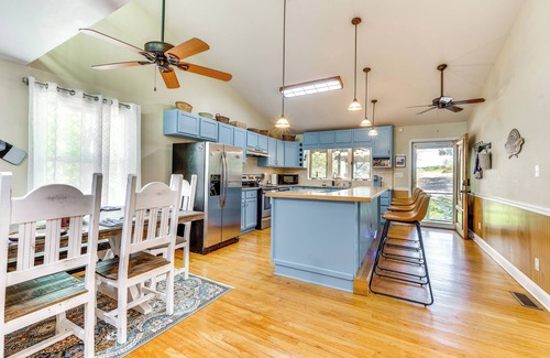 Southmont House | 14 Mi to Childress Vineyards: Scenic Fall Retreat