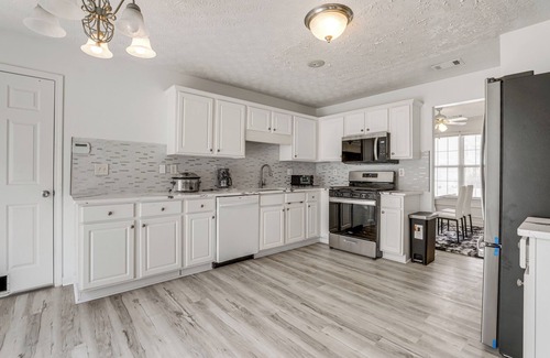 Buford House | 14 Mi to Lake Lanier: Family Home w/Yard
