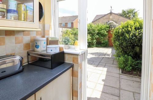 Netley Cottage | 14 SHORWELL, pet friendly, with a garden in Netley Abbey