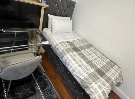 Derby House | 144 Warwick Ave