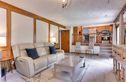 West Omaha House | 144th and Center! 10 mins to Village Point and 20 mins to downtown!