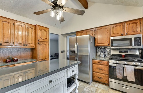 West Omaha House | 144th and Center! 10 mins to Village Point and 20 mins to downtown!