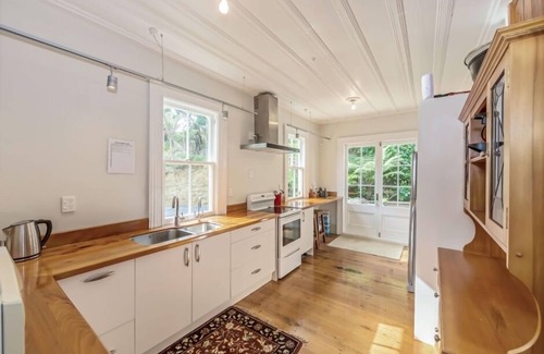Rawhiti Cabin | 145 yr old, 5 bedroom Lodge Oozing Character with Beach Back and Front