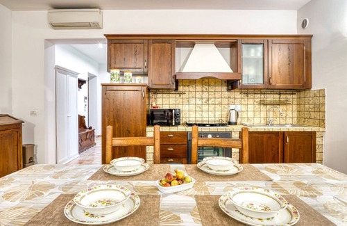 Assisi Apartment | 149 sqm house for 5 people, with a private garden and uncovered parking space. Absolutely stunning view of Assisi, in a highly sought-after location. Few nearby houses ensure excellent privacy. The garden directly overlooks the Monte Subasio Park, offeri