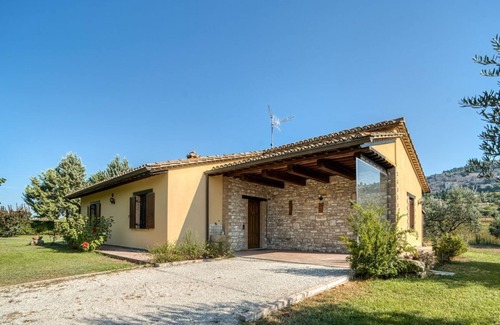 Assisi Apartment | 149 sqm house for 5 people, with a private garden and uncovered parking space. Absolutely stunning view of Assisi, in a highly sought-after location. Few nearby houses ensure excellent privacy. The garden directly overlooks the Monte Subasio Park, offeri