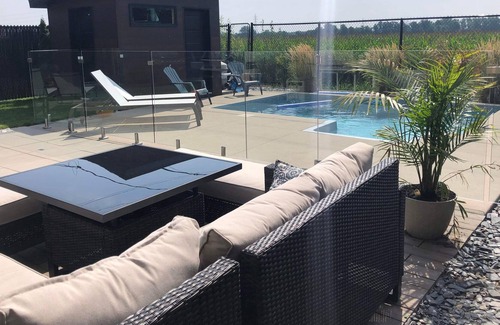 Carignan House | 15 min from dix-30, close to Montreal, quiet area with heated inground pool.