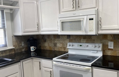 North Forest Hills House | 15 Min to Downtown Tampa. All guest must be 25 years old. Only 2 guests