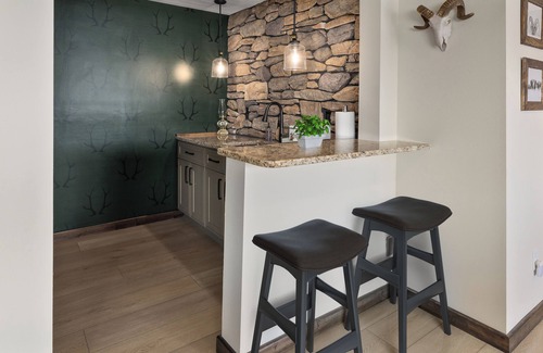 Vantage House | 15 min to The Gorge! HotTub, Tesla/EV Charger, Cave B Estate Winery!