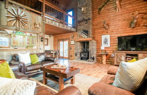 Fayetteville House | 15 Mins to U of A - Pool & Hot Tub