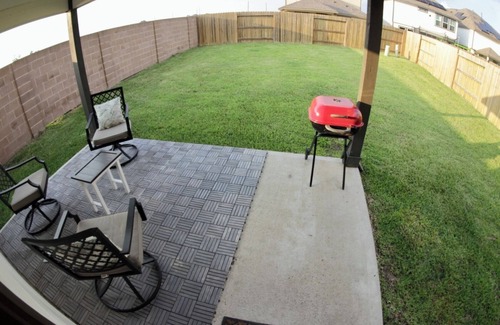Atascocita House | 15 Minutes from IAH! Calming 2 story home with lakeview