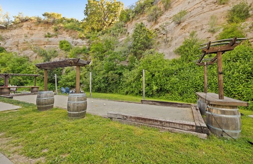 Forest Meadows House | 15 minutes from Murphys, Bocce Ball, Hot Tub, Pool Table, Sleeps 12