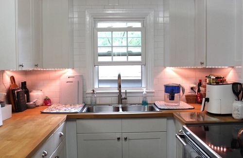 Belvedere Park House | 15 Minutes to Mercedes- Benz Stadium, Charming Sunroom, Pets Welcome, close to Food and Drinks