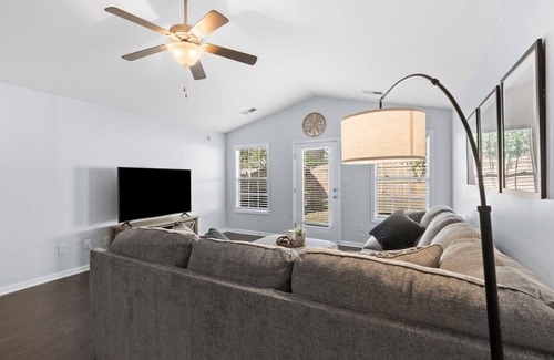 Lexington House | 15 Minutes to the horse park! Cozy 3 Bed, 2 Bath stay
