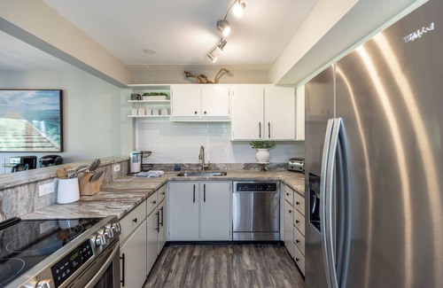 Heritage Woods House | 15 Wagon Road: Walk to the beach! Private Pool with Lagoon View!