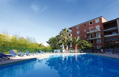 Sainte-Maxime City Centre Condo | 150 m de la plage | 7 personnes Cuisinette balcon