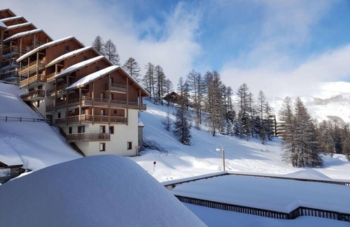 Les Claux Apartment | 150m from ski slopes, 2nd floor, swimming pool, balcony, parking, tv, ski locker, 32m², Vars