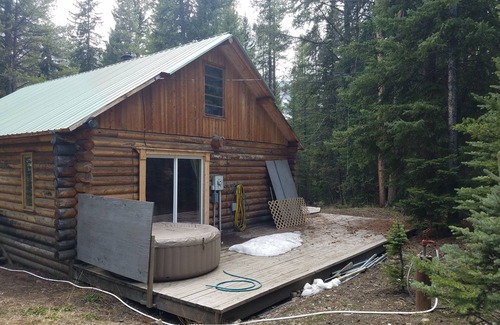 Cooke City-Silver Gate Cabin | 157 U.S. Hwy 212 W. 1 bedroom 1 bath sleeps 8