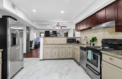 Houston House | 15min to IAH: 6BR, 500Mbps, Pets OK,30min Downtown