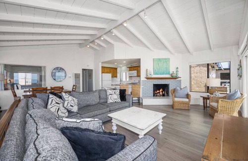 Newport Beach Apartment | 15th St - OCEANFRONT DUPLEX WITH PARKING & PATIO