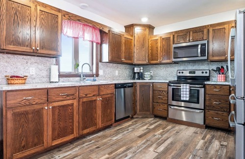 Town of Milo House | 16 Guest | Game Room | Sauna | Firepit | Wineries