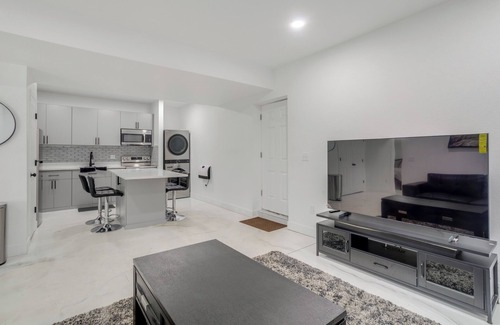 Gateway Apartment | 16 Mi to Dtwn Denver: Modern Apt w/Patio